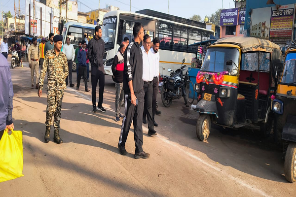 कलेक्टर - एसपी ने सुबह गरियाबंद बस स्टैंड का किया औचक निरीक्षण