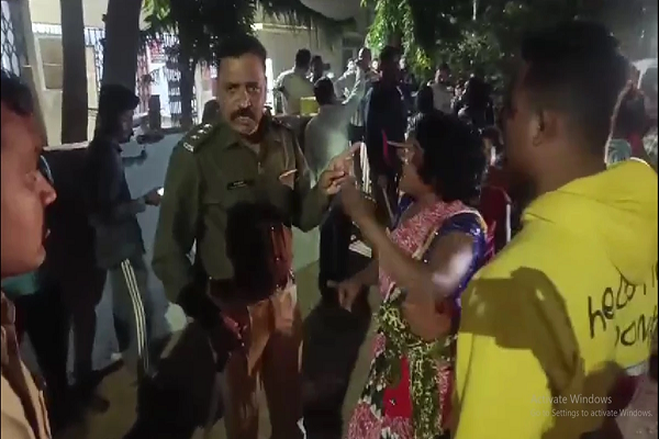 लूट के आरोपी की जेल में तबीयत बिगड़ने पर बस्&zwj;ती के लोगों का हंगामा, पुलिस के साथ हुई झूमाझटकी, मारपीट का लगाया आरोप