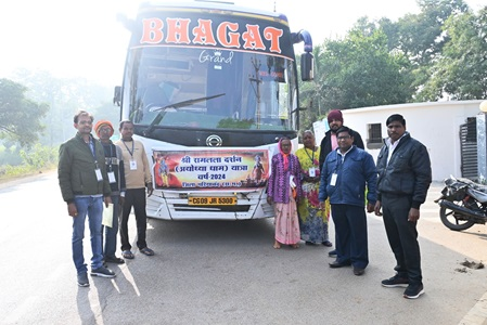श्रद्धालु बस को हरी झंडी दिखाकर किया गया रवाना