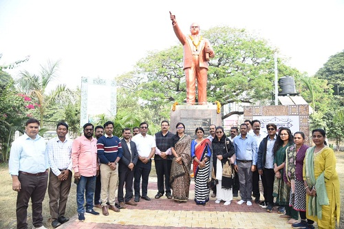 कलेक्टर ने संविधान के निर्माता डॉ. भीमराव अम्बेडकर की प्रतिमा पर किया माल्यार्पण