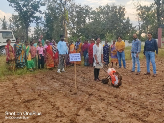 मानवचलित बुवाई यंत्र द्वारा सरसों फसल बुवाई का जीवंत प्रदर्शन