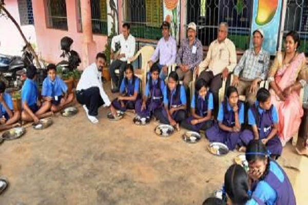 न्यौता भोजन से जिले के ढाई लाख से अधिक बच्चे लाभान्वित