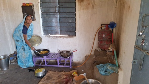 आंगनबाड़ी केंद्रों और स्कूल-आश्रमों में मिली धुँए से मुक्ति