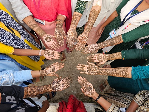 लाईवलीहुड कॉलेज में मेहंदी प्रतियोगिता का किया गया आयोजन