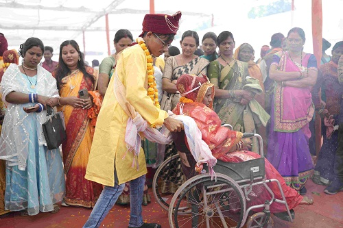 दिव्यांग प्रतिभा ने व्हीलचेयर में लिए सात फेरे