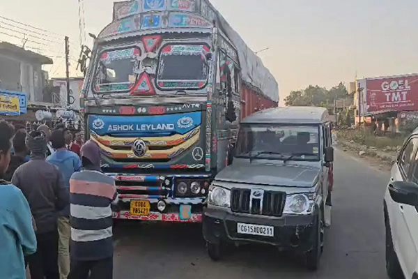  ट्रक ने बोलेरो को मारी टक्कर, बाल-बाल बचे स्कूली छा