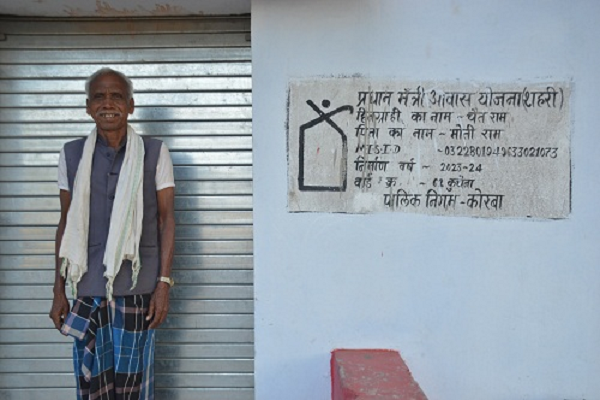 चैतराम के कच्चे आवास के संघर्षपूर्ण जीवन को मिला पक्के आवास का सुख