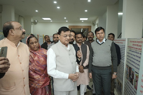 जनसंपर्क विभाग के छायाचित्र प्रदर्शनी का उद्योग मंत्री सहित अन्य अतिथियों ने किया अवलोकन