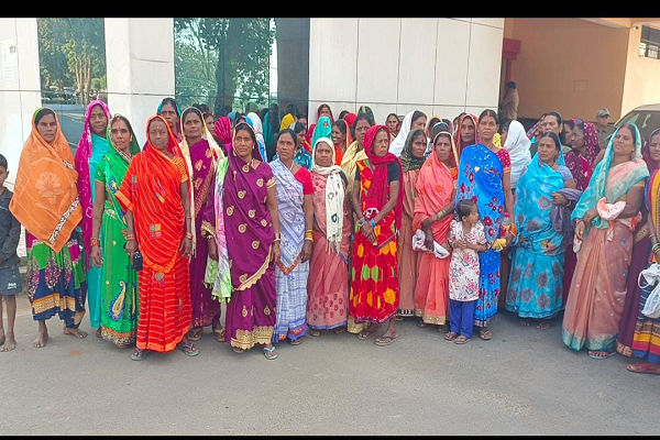  कोपरा की महिलाएं उठीं हक की लड़ाई के लिए, कलेक्टर ने दिए सर्वे के आदेश