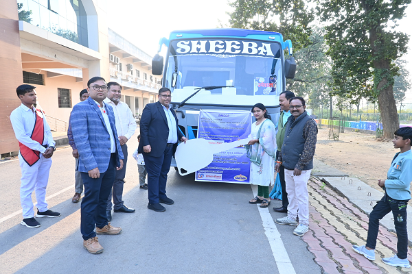  कलेक्टर श्री अग्रवाल ने पीएमईजीपी योजना के तहत श्रीमती शीबा खान को सौपी मिनी बस की चाबी 