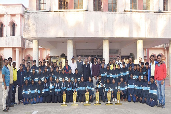 बस्तर ओलंपिक के विजेता खिलाड़ियों ने कलेक्टर से किया मुलाकात