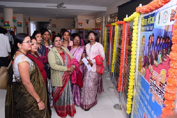 जनदर्शन में पहुंचे नागरिकों ने फोटो प्रदर्शनी का अवलोकन कर की प्रशंसा