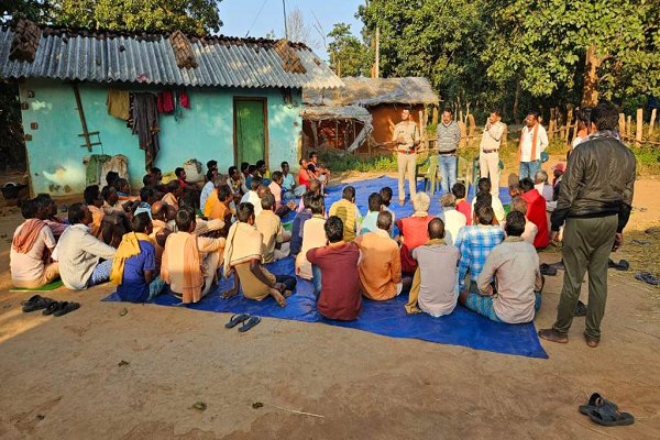 वन चौपाल में मिल रही सुशासन के एक वर्ष की उपलब्धियों की जानकारी