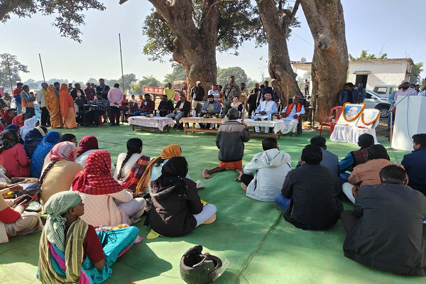 आम के पेड़ के नीचे कलेक्टर ने लगाई चौपाल, ग्रामीणों से किया संवाद