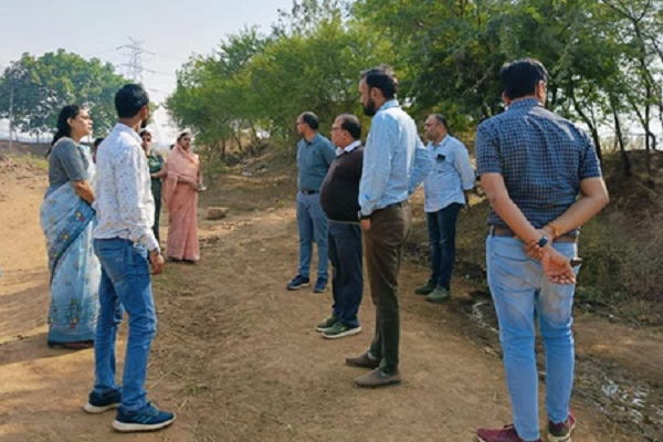 सीईओ ने महात्मा गांधी नरेगा अंतर्गत क्षेत्र में निर्मित और निर्माणाधीन कार्यों का किया निरीक्षण