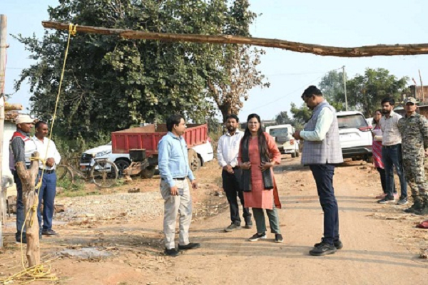 कलेक्टर एवं सीईओ ने किया चेकपोस्ट व धान खरीदी केंद्रों का निरीक्षण