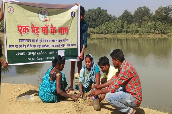 सुशासन के एक साल पूर्ण होने पर अमृत सरोवर में पौधरोपण