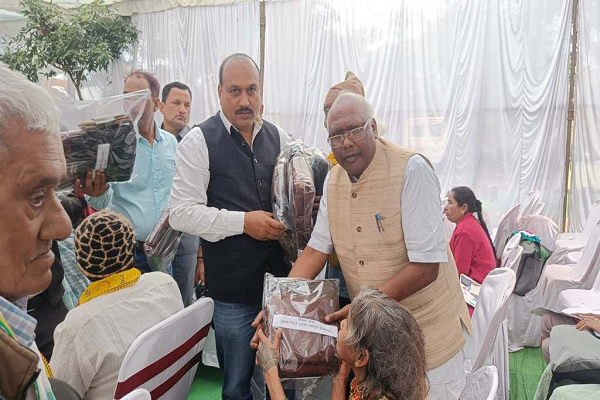 सांसद चिंतामणि ने वरिष्ठ नागरिकों व दिव्यांगजनों को सम्मानित किया