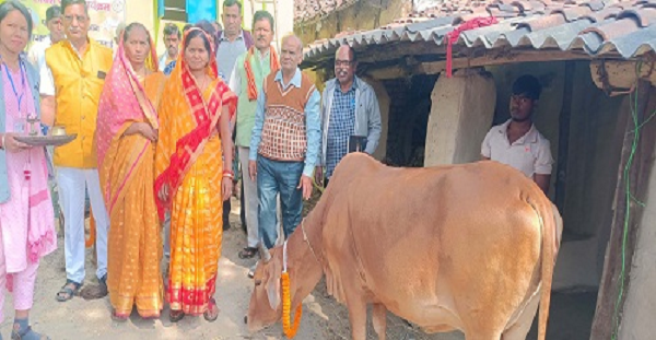 सुशासन का एक साल : गौसेवा से जुड़े दानदाताओं का किया गया सम्मान