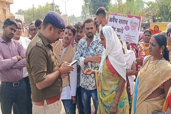 महिलाओं ने की एसपी से शिकायत, गांव में लगातार बढ़ रहा कारोबार