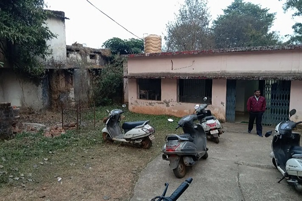  शराब की बोतलों से पटा जशपुर जनपद पंचायत