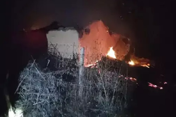 घर में आग लगने से 40 मुर्गियां सहित 1 लाख रूपये कैश जल कर खाक
