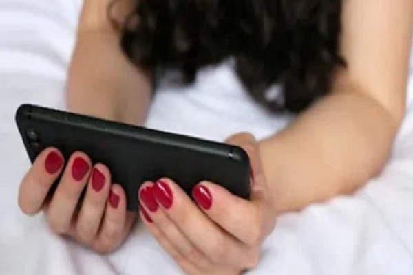 युवती को ब्लैकमेल कर ऐंठे लाखों