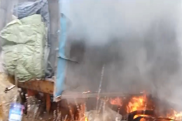 कोरबा में ट्रक और कार के बीच टक्कर, आग लगने से मचा हड़कंप