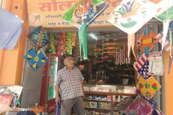 निगम ने शुरू किया पतंग दुकानवालों पर शिकंजा कसना