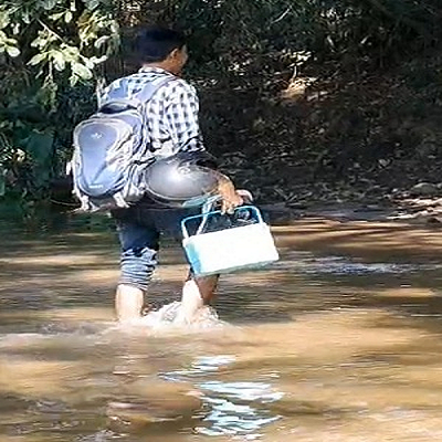 पगडंडी के सहारे 3 नदियों को पार कर पहुंची स्वास्थ्य विभाग की टीम