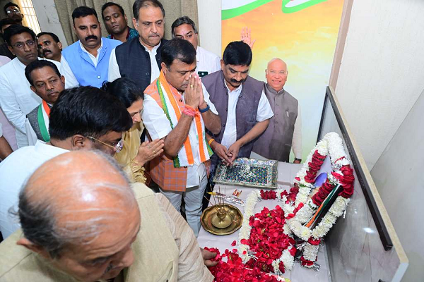  कांग्रेसजनों ने स्व. डॉ. मनमोहन सिंह को दी श्रद्धांजिल