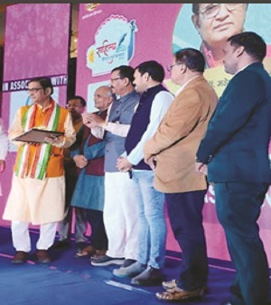  समग्र साहित्य साधना के लिए सम्मानित किए गए आचार्य शर्मा