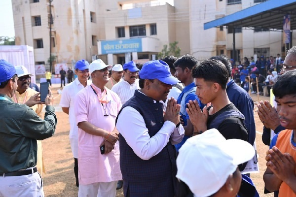  वन मंत्री केदार कश्यप ने मैदान पहुँचकर जनजाति खिलाड़ियों का बढ़ाया हौसला