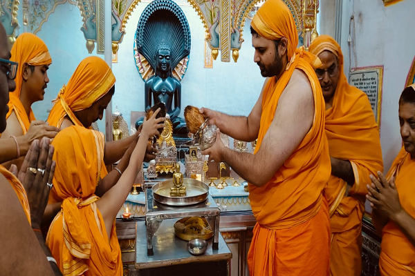 नए साल के आगमन पर राजधानी के दिगंबर जैन बड़ा मंदिर में उमड़ी भीड़