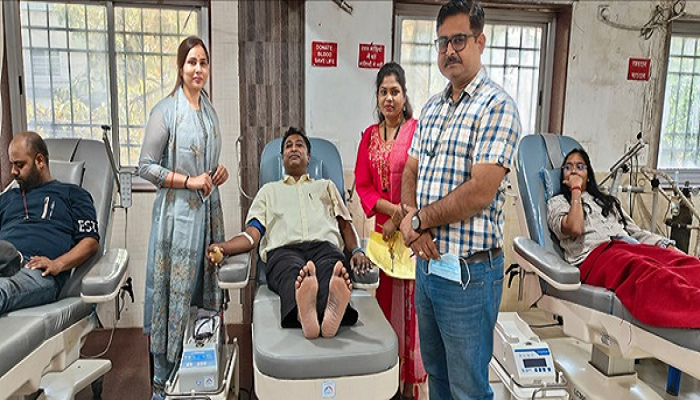डॉक्टरों ने रक्तदान कर "रक्तदान महादान" की अनूठी मिसाल पेश की