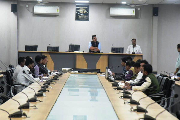 कलेक्टर ने सुचारू रूप से धान खरीदी जारी रखने प्रबंधकों को दिए निर्देश
