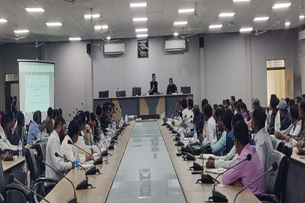 कलेक्टर ने की आदिवासी विकास विभाग की योजनाओं की समीक्षा