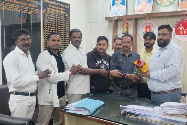जिला हॉस्पिटल मे नवपदस्थ सिविल सर्जन डॉ अभय प्रताप तोमर को छत्तीसगढ़ प्रदेश स्वास्थ्य कर्मचारी के दंतेवाड़ा जिलाध्यक्ष चंचल एवं उनकी टीम ने पदभार ग्रहण करने पर दी बधाई