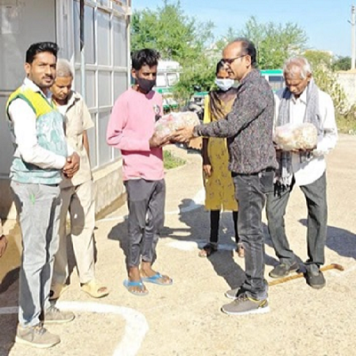 टीबी मरीजों को वितरित किया फूड बास्केट