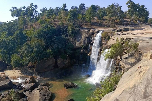 प्राकृतिक सौंदर्य व धार्मिक आस्था का अनूठा संगम है अमृतधारा जलप्रपात