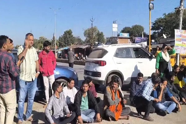 धरने पर बैठे बस्तर संभाग के पत्रकार
