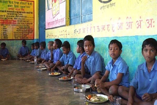 स्कूली बच्चों में पौष्टिक भोजन के साथ पढ़ाई में बढ़ी रुचि