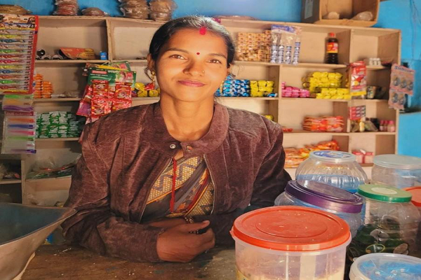 महिला स्व सहायता समूह से जुड़कर कार्य कर रही है नीतू, बनी लखपति महिला