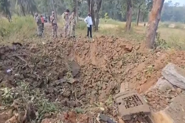 IED ब्लास्ट से सड़क में बन गया गहरा गड्ढा: 8 जवान और ड्राइवर शहीद