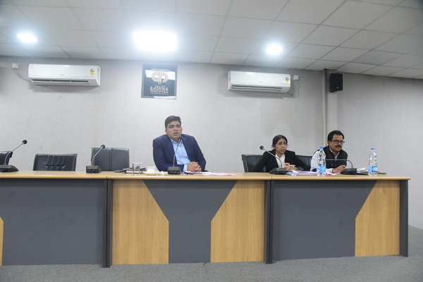हितग्राहियों को स्वीकृत कार्य को शीघ्र शुरू करने के लिए प्रोत्साहित करें : कलेक्टर