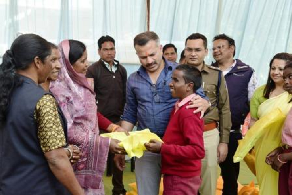 कलेक्टर भोसकर की पहल : नेत्रहीन बच्चों के स्कूल में लगाया गया विशेष शिविर, सपत्नीक पहुंचे बच्चों से मिलने