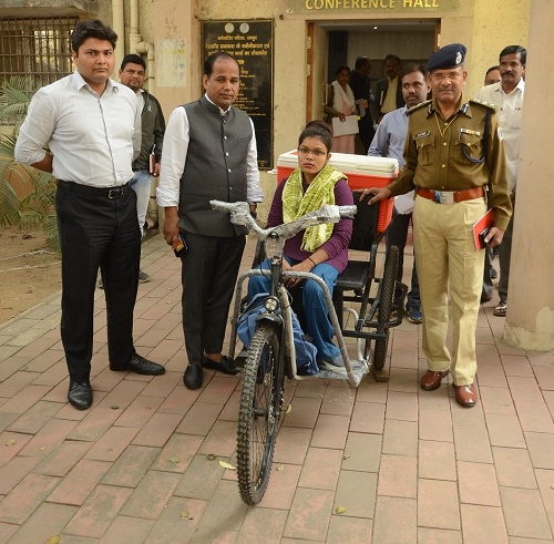 अब हाथों से नहीं, एक्सीलेटर से ट्रायसायकल दौड़ाएगी सीमा