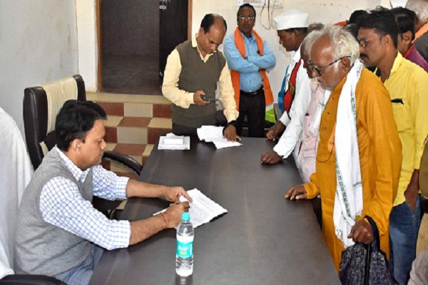 कलेक्टर ने जनदर्शन में पहुँचे लोगों के समस्याओं के निराकरण के लिए त्वरित कार्रवाई करने दिए निर्देश