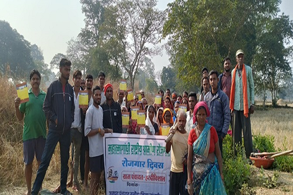 रोजगार दिवस में श्रमिकों की समस्याओं का किया समाधान