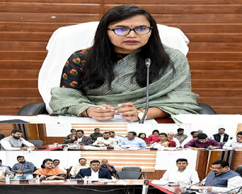 लम्बे समय से अनुपस्थित कर्मचारियों की सेवाएं समाप्त की जाए : कलेक्टर